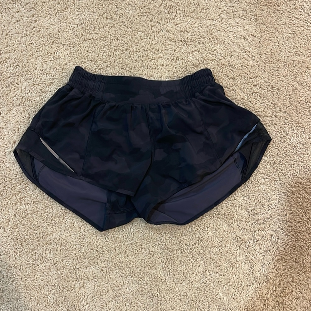 Lululemon Hotty Hot Low-Rise Lined Short 2.5” size 6